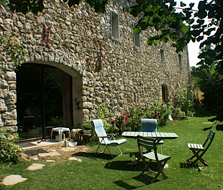 Terrasse verte devant la maison